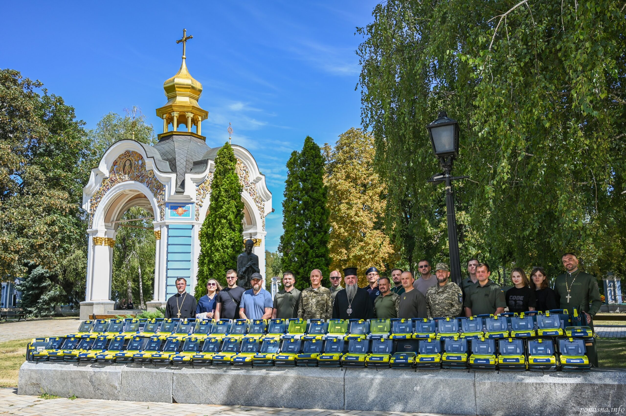 Митрополит Епіфаній вручив 80 портативних дефібриляторів оборонцям Батьківщини